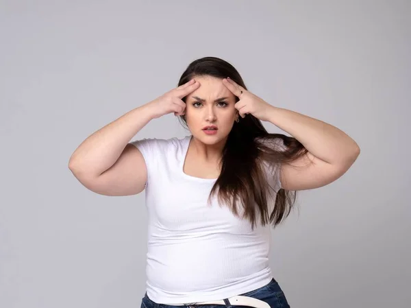 Modelo Plus Size com dor de cabeça — Fotografia de Stock