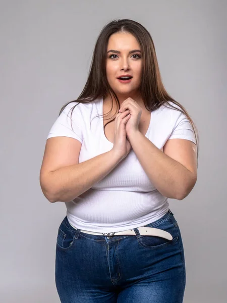 Modelo de talla grande con el pelo largo posando en el estudio —  Fotos de Stock