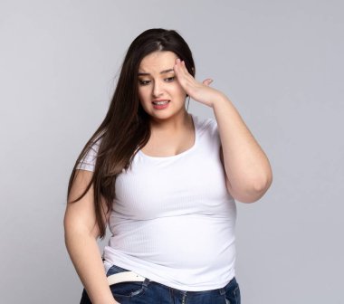 Baş Ağrısı Olan Artı Boyut Modeli