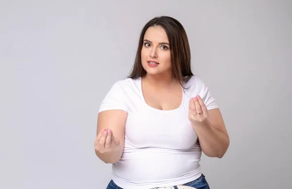 Plus Size modell hosszú haj meditál a stúdióban. — Stock Fotó