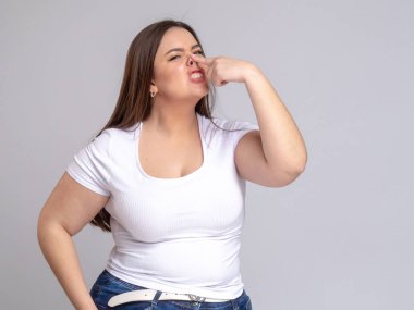 Ayrıca uzun saçlı, burnu solist burnu havada bir manken.