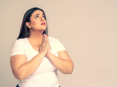 Stüdyoda poz veren uzun saçlı bir manken. Namazında ol.