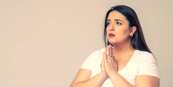 Modelo Plus Size com cabelo comprido posando em estúdio. estar em devoções uns — Fotografia de Stock