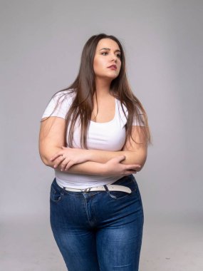 Artı Beden Modeli Bir şey bakıyor, bir obje yüzünden gözetliyor.
