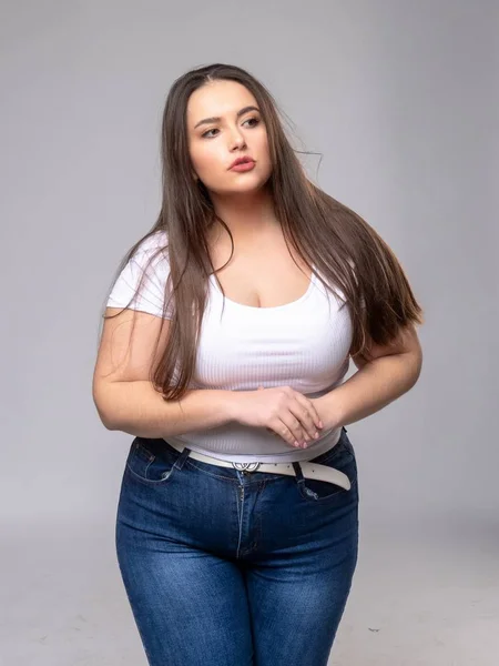 Plus Size Model Algo olhando, espreitando por causa de um obs — Fotografia de Stock