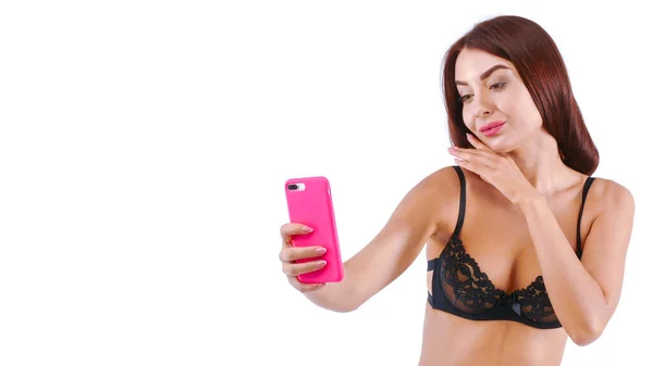 Mujer bonita con teléfono móvil en las manos . — Foto de Stock