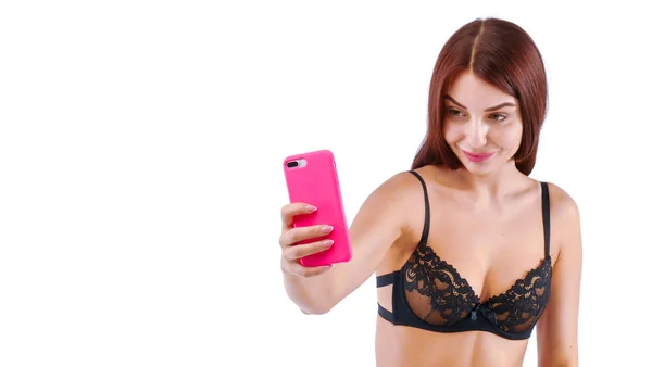 Mujer bonita con teléfono móvil en las manos . — Foto de Stock