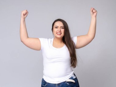 Stüdyoda poz veren Şok Olmuş Artı Boyut Model.