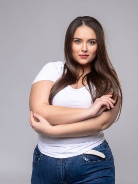 Stüdyoda poz veren uzun saçlı bir model.