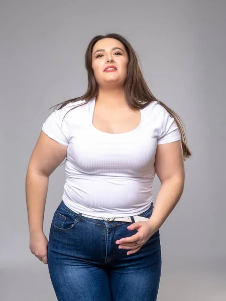 Modelo Plus Size com cabelo comprido posando em estúdio — Fotografia de Stock