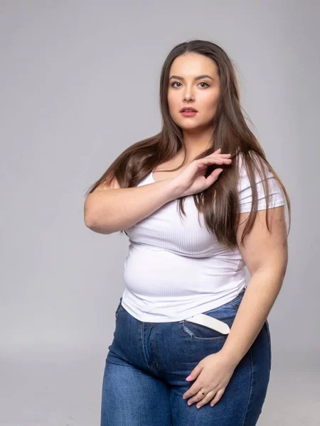 Plus Size modell hosszú haj pózol a stúdióban — Stock Fotó