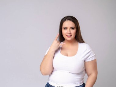 Ayrıca uzun saçlı, beni çağıran bir manken.