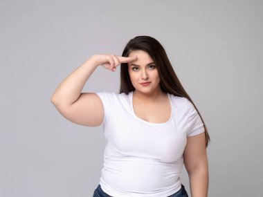 Ciddi ve iri yarı bir kadının portresi. Elle selam veriyor.