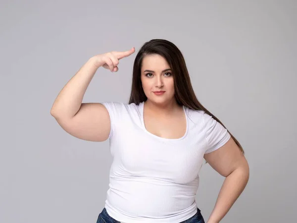 Retrato de mujer seria de talla grande de pie saludando con la mano —  Fotos de Stock