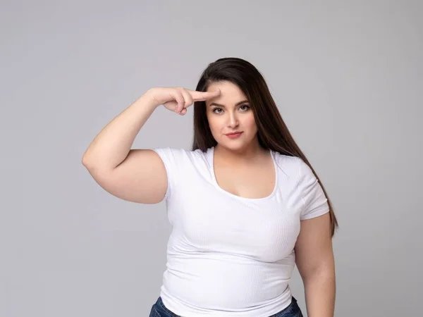 Retrato de mujer seria de talla grande de pie saludando con la mano —  Fotos de Stock