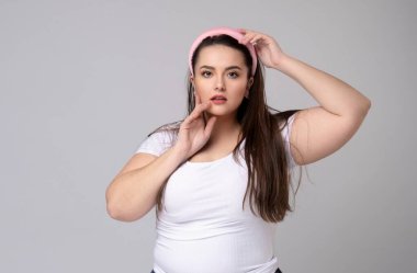 Ayrıca saçlarının kenarına kıvrılmış, uzun boylu bir kadın..