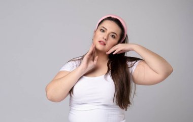 Ayrıca saçlarının kenarına kıvrılmış, uzun boylu bir kadın..