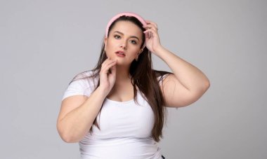 Ayrıca saçlarının kenarına kıvrılmış, uzun boylu bir kadın..