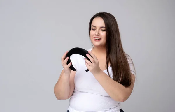 Além de tamanho mulher segurar a borda do cabelo em suas mãos . — Fotografia de Stock