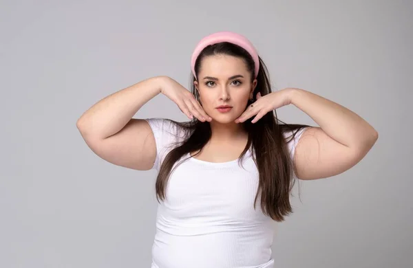 Plus size woman with hair rim in her hair. — Stock Photo, Image