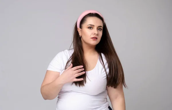 Plus size woman with hair rim in her hair. — Stock Photo, Image