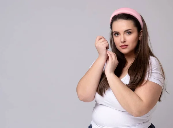 Plus size donna con bordo dei capelli nei capelli . — Foto Stock