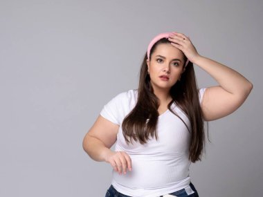 Baş Ağrısı Olan Artı Boyut Modeli