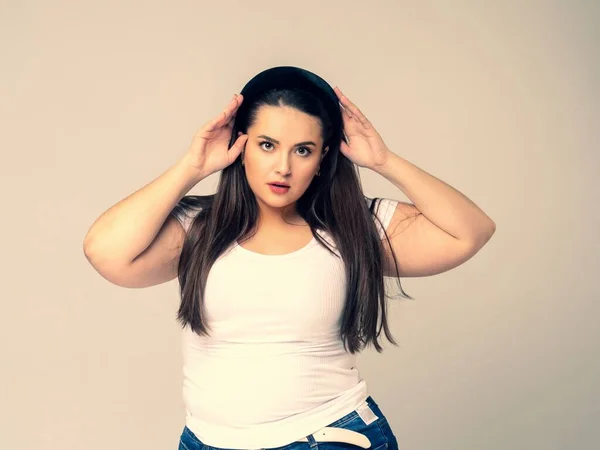 Plus size vrouw met haar rand in haar haar. — Stockfoto