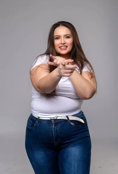 Porträtt av roliga plus size kvinnor med långt hår i vit t-shir — Stockfoto