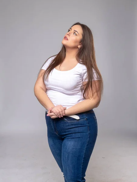 Plus Size Model Algo olhando, espreitando por causa de um assunto obstrutivo — Fotografia de Stock