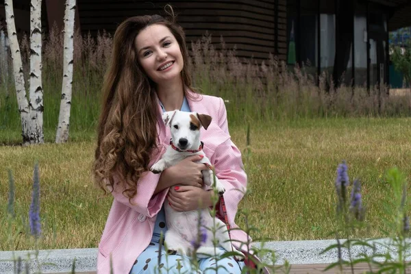 Chica con un perro encantador en el parque —  Fotos de Stock