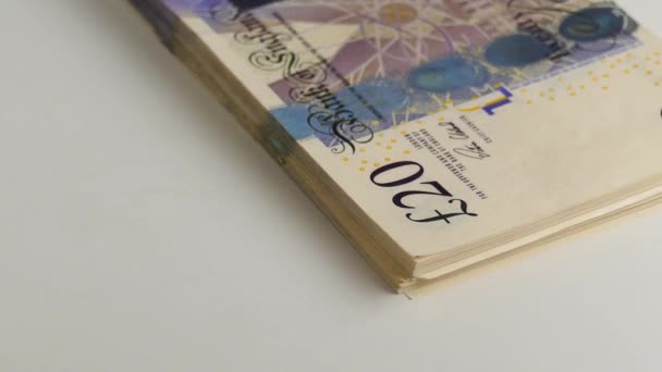 Billets de 20 livres tournant en gros plan 