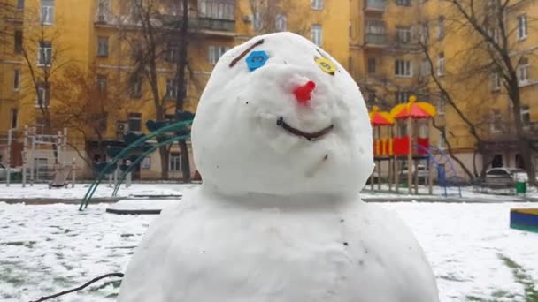 Usmívající se sněhulák na hřišti — Stock video