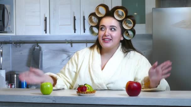 Blogger de comida haciendo el video desde la cocina — Vídeo de stock