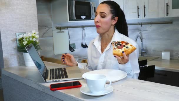 Gelukkig latino vrouw afwerking werk op laptop computer bij keuken — Stockvideo