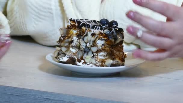 Les bras tendus dans le gâteau autour de lui . — Video