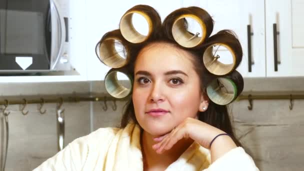 Mulher posin com Curlers na cozinha — Vídeo de Stock