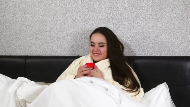 Fille au lit avec un gâteau en forme de coeur — Video