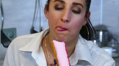 Pretty Woman Krem Kapalı Kek Yiyor