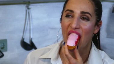 Pretty Woman Krem Kapalı Kek Yiyor