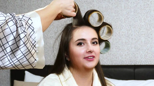 Woman Hairdresser put on Curlers to Long Hair Woman — Stock Photo, Image