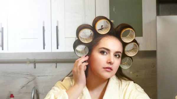 Woman posin with Curlers in kitchen — Stock Photo, Image