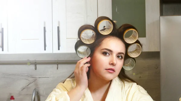 Mulher posin com Curlers na cozinha — Fotografia de Stock