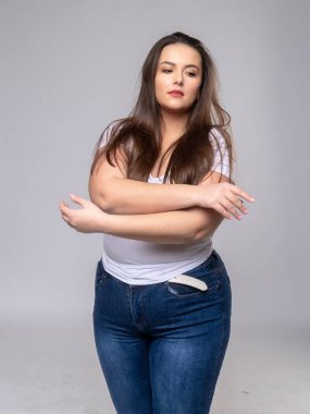 Stüdyoda poz veren uzun saçlı bir model.