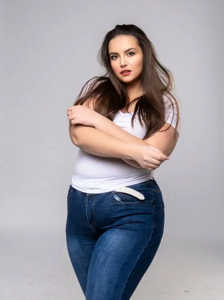 Plus Size modell hosszú haj pózol a stúdióban — Stock Fotó