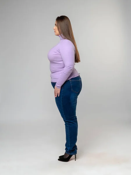 Modelo de talla grande con el pelo largo posando en el estudio —  Fotos de Stock