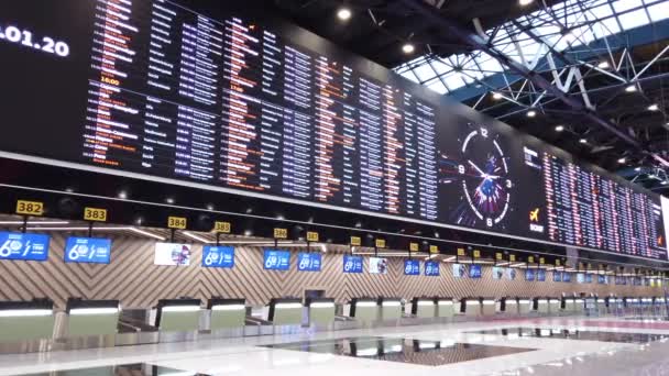 Современное расписание в зале вылета Международного аэропорта Шереметьево, терминал B — стоковое видео