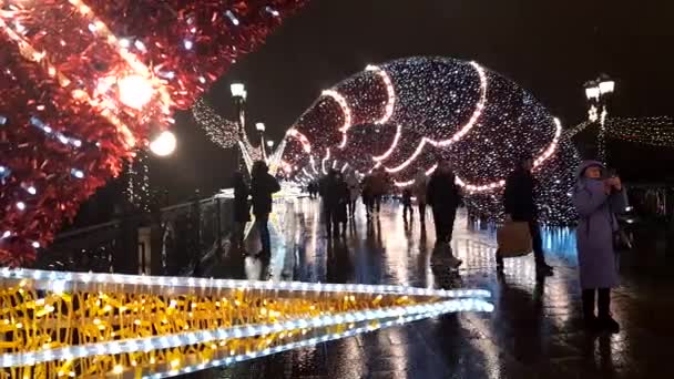 Πρωτοχρονιάτικος φωτισμός κοντά στον Καθεδρικό Ναό του Σωτήρα Χριστού — Αρχείο Βίντεο