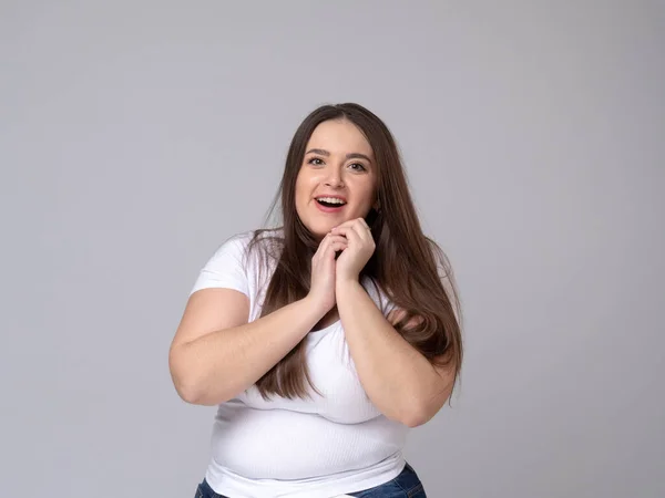 Sorridente Plus Size attraente donna sognando . — Foto Stock