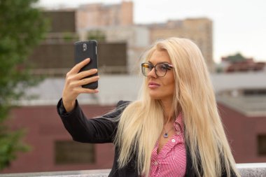 Kırmızı Takım Elbiseli Genç Sarışın İş Kadını